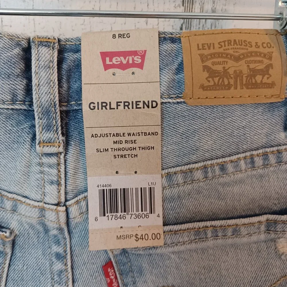 Levi’s Distressed Girlfriend Jeans Size 8 NWT